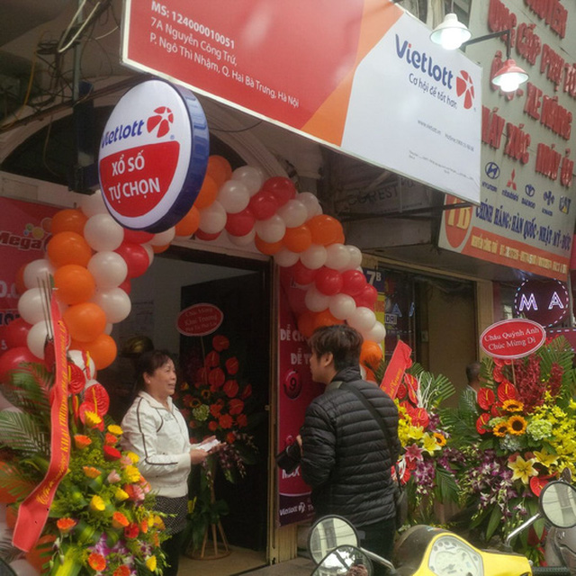 Vietlott khai truong cac diem ban ve xo so dien toan Mega 6/45 o Ha Noi